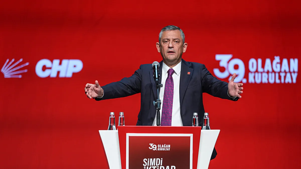 CHP kurultayına tek aday olarak giren Özgür Özel yeniden Genel Başkan seçildi