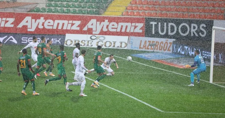 Son dakika: Alanyaspor - Sivasspor maçı yağmur nedeniyle ertelendi!