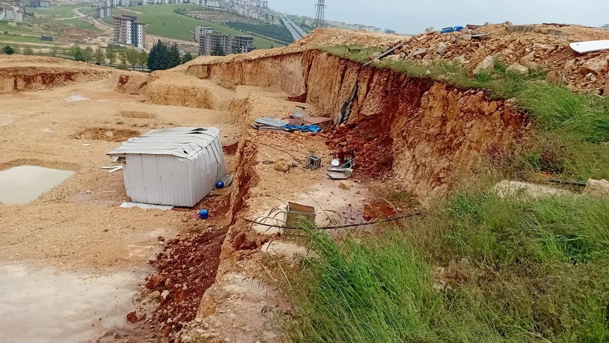 Baraka metrelerce aşağıya düştü: 2 kişi ağır yaralandı Baraka metrelerce aşağıya düştü: 2 kişi ağır yaralandı