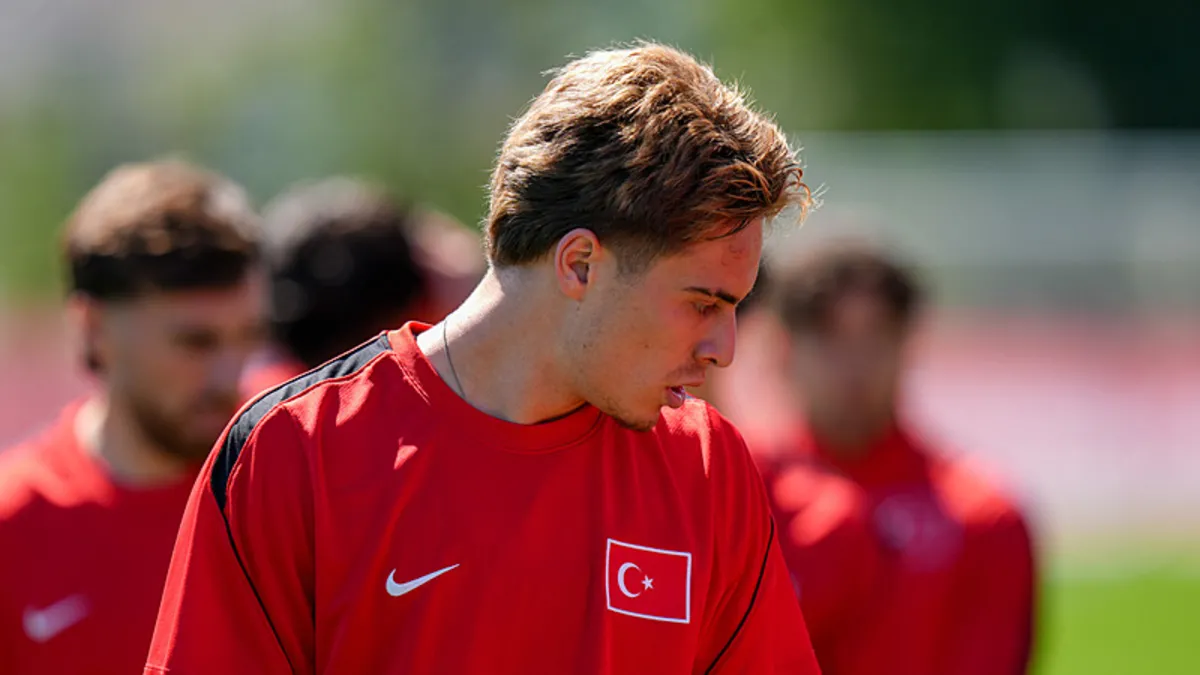 Milli futbolcu Kenan Yıldız antrenman öncesi dua ederken