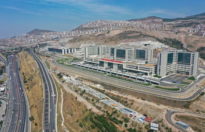 izmir-sehir-hastanesi-icin-geri-sayim-hasta-kabulune-basliyor-1696925605001.jpg İzmir Şehir hastanesi için geri sayım! Hasta kabulüne başlıyor