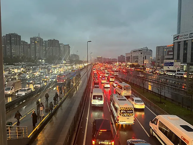 son-dakika-istanbulda-trafik-durma-noktasina-geldi-yogunluk-yuzde-90-seviyesine-ulasti-1762356745262.jpeg