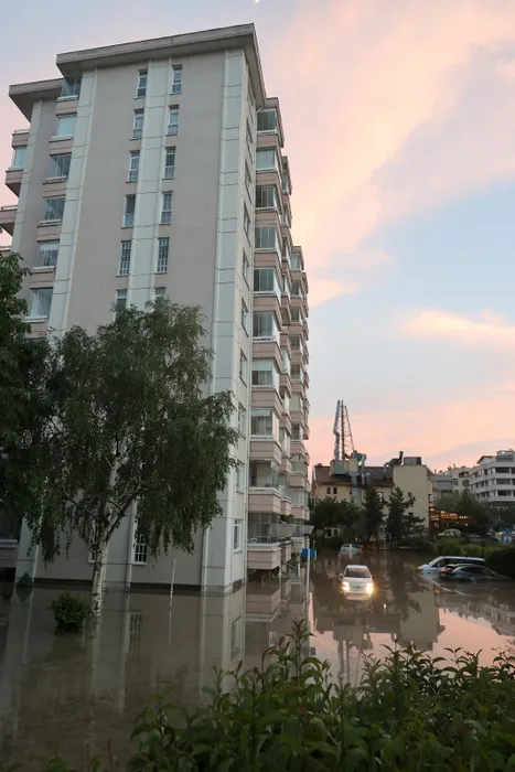Son dakika | Ankara sular altında! Etkili sağanak yerini doluya bıraktı: Sokaklar dereye döndü, araçlar suya gömüldü