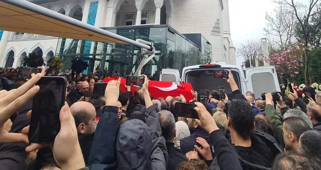 Volkan Konak’ı son yolculuğuna binler uğurladı: Volkan Konak’ın kızı Şimal Konak cenaze töreninde fenalaştı