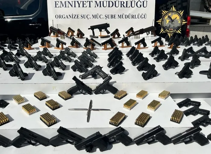 kalem-seklinde-suikast-silahlariyla-yakaladilar-1741687960297.jpg