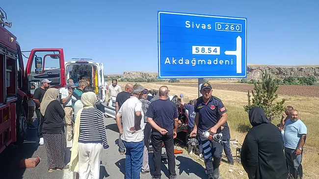 sivasta-otomobil-trafik-levhasina-carpti-3-kisi-yaralandi-1786118517794.jpg