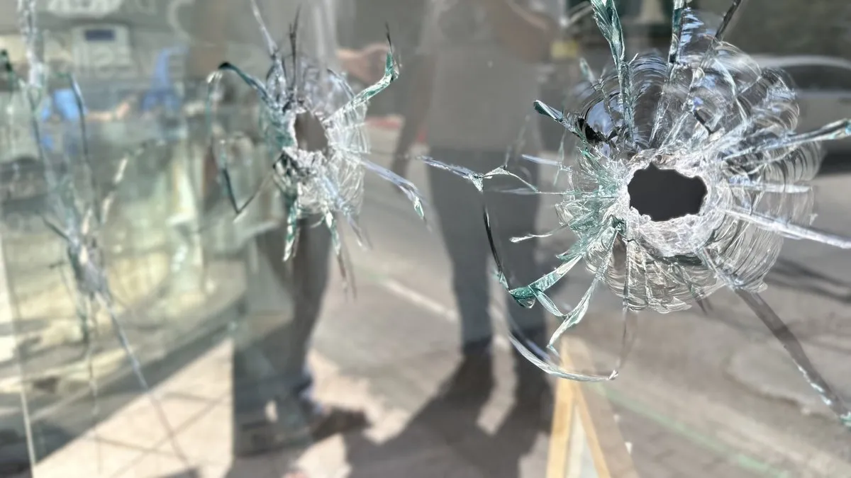 Bursa'da sokak ortasında silahli kavga: Mermiler fotoğrafçı dükkanına isabet etti