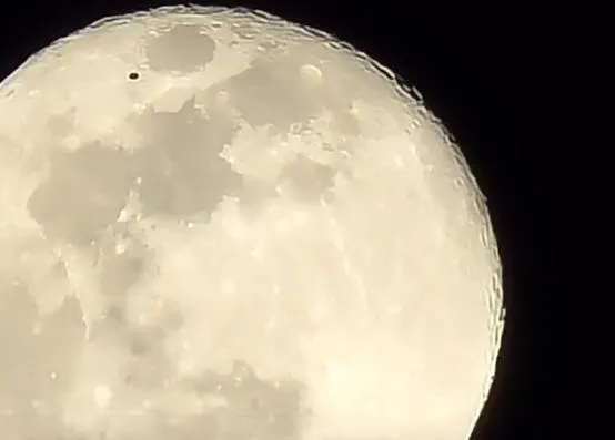 Ay üstünde UFO görüntülendi