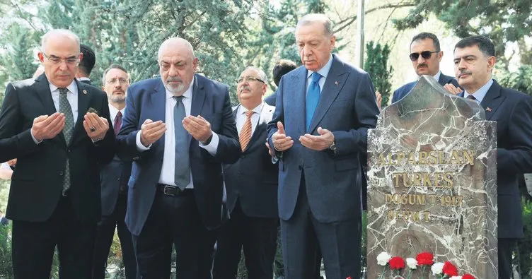 Erdoğan ve Bahçeli, Türkeş’in kabrini ziyaret ettiler dua edip karanfil bıraktılar