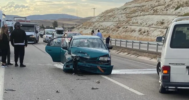 Ankara’da babasının otomobilini sollamak isterken kazaya neden oldu: 6 yaralı Ankara’da babasının otomobilini sollamak isterken kazaya neden oldu: 6 yaralı