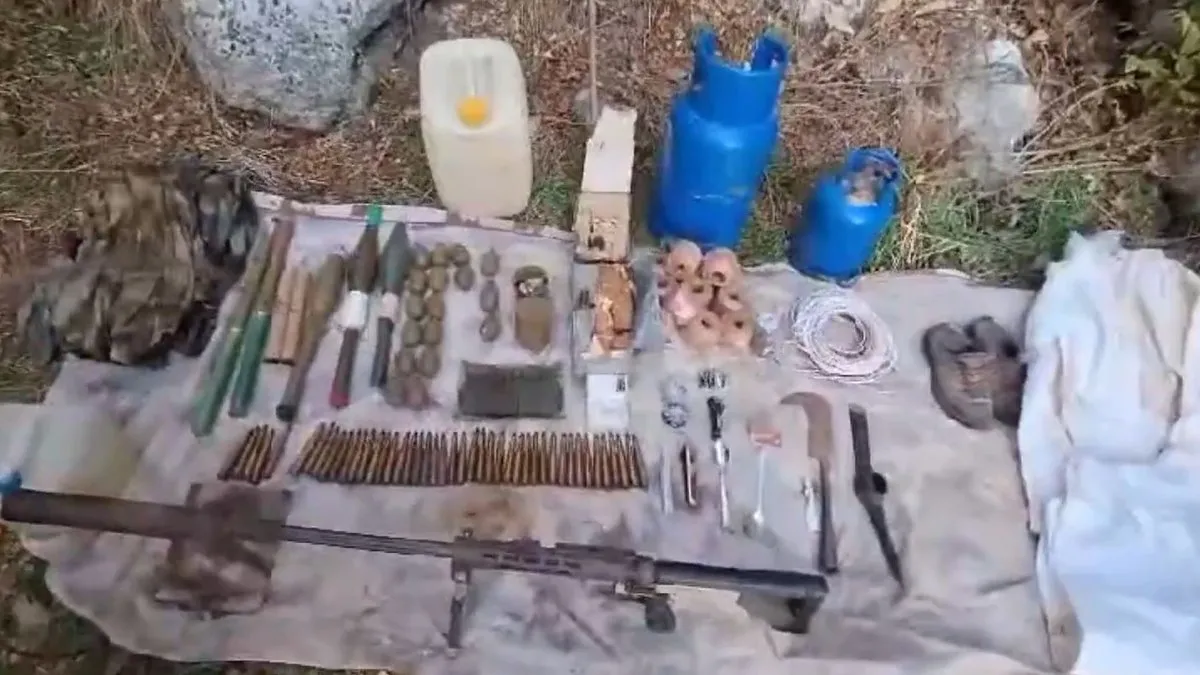 Pençe-Kilit Operasyonu bölgesindeki mağaralarda teröristlere ait silah ve malzeme ele geçirildi Pençe-Kilit Operasyonu bölgesindeki mağaralarda teröristlere ait silah ve malzeme ele geçirildi
