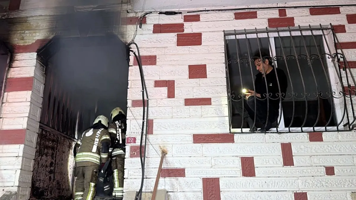 Avcılar’da yangın paniği! Mahsur kalan 20 kişi kurtarıldı Avcılar’da yangın paniği! Mahsur kalan 20 kişi kurtarıldı