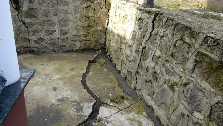 Duvarları çatlayan evlerinde nöbetleÅe uyuyorlar