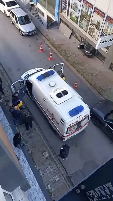 Bunu yapan insan olamaz: Ambulansı yumrukladı çalışanlara saldırdı!