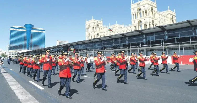 Azerbaycan ordusu 105. yılını kutladı