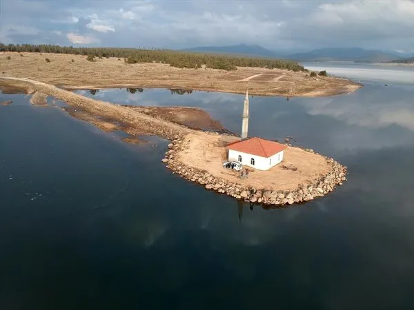 Gölün ortasındaki cami ibadete açıldı