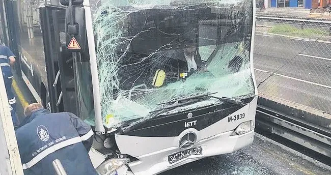Metrobüsler durakta çarpıştı: 4 yaralı Metrobüsler durakta çarpıştı: 4 yaralı