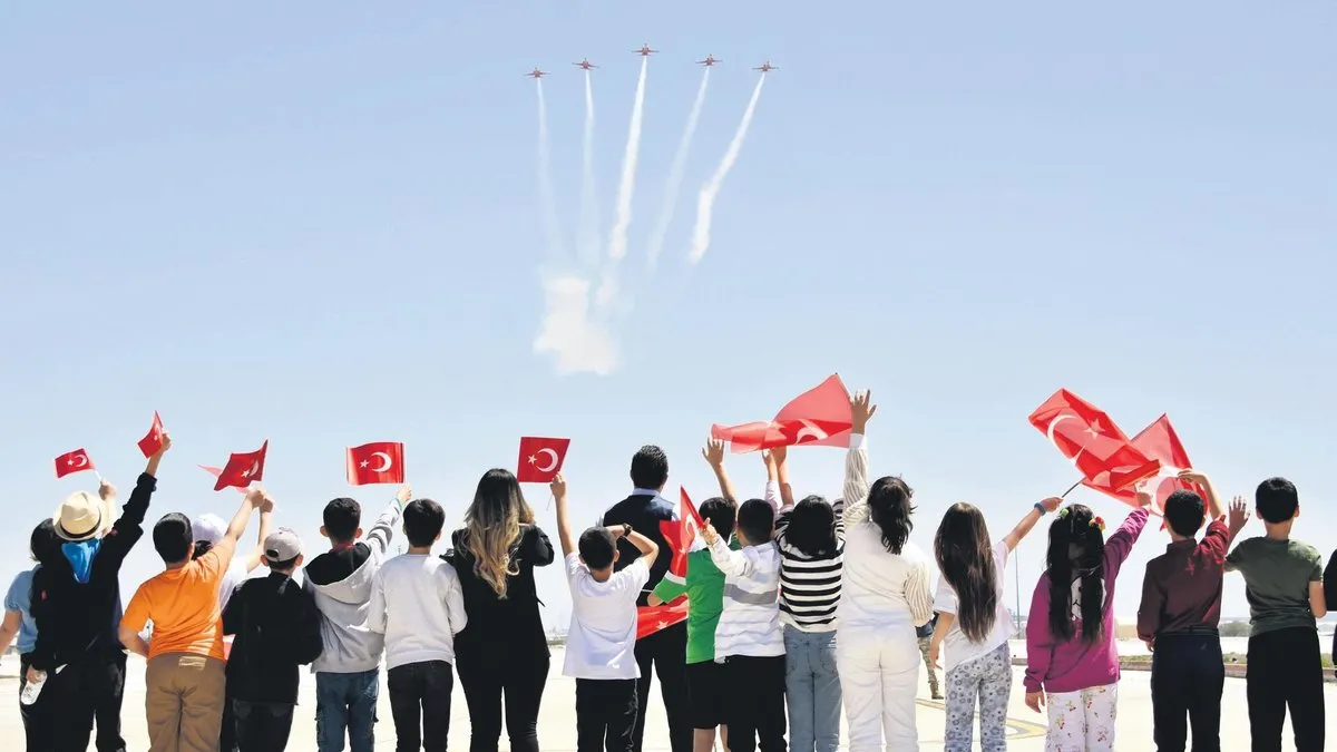 Türk Yıldızları çocuklar için uçtu
