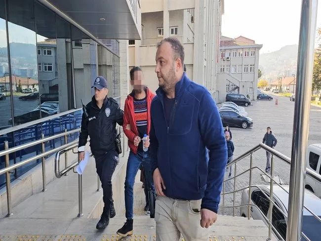 trafikte-kavga-ettigi-kisiyi-bicakladi-mahalleli-lince-etmeye-kalkisti-8-gozalti-1731244271861.jpg