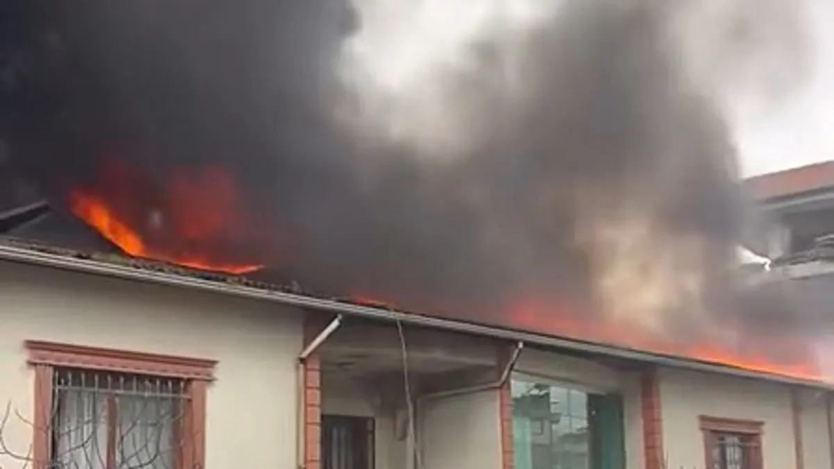 Sultanbeyli’de 2 katlı binanın çatısında yangın! Sultanbeyli’de 2 katlı binanın çatısında yangın!