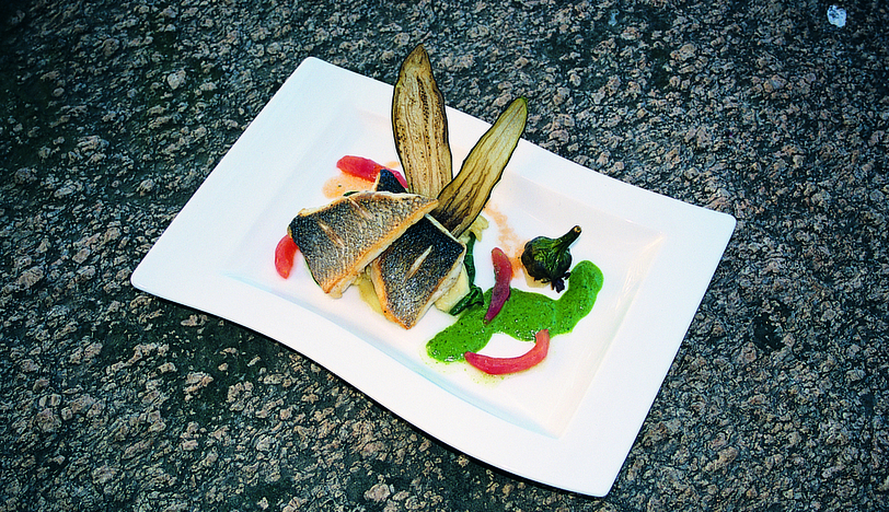 Közlenmiş Patlıcan Yatağında Levrek Sote