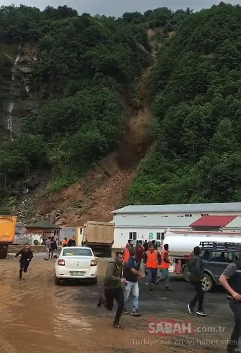 Rize’de heyelan anı kamerada...