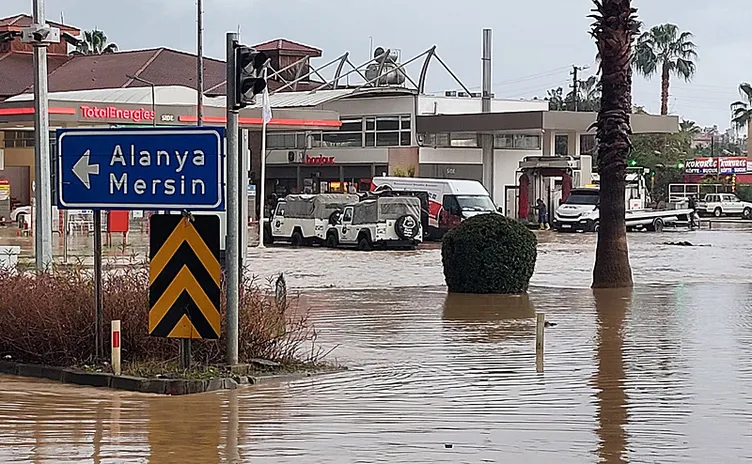 Antalya’da sağanak yağış sele neden oldu! Cadde ve sokaklar göle döndü: Mahsur kalan vatandaşları AFAD kurtardı