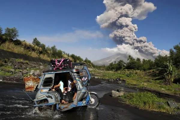 Filipinler'de Mayon Yanardağı patladı