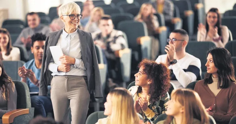 Öğretmenler amfiye giriyor