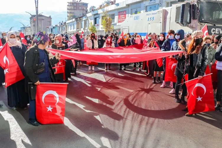 SON DAKİKA HABERİ: Hakkari'de bayraklı protesto! Kadınlardan Diyarbakır annelerine destek...