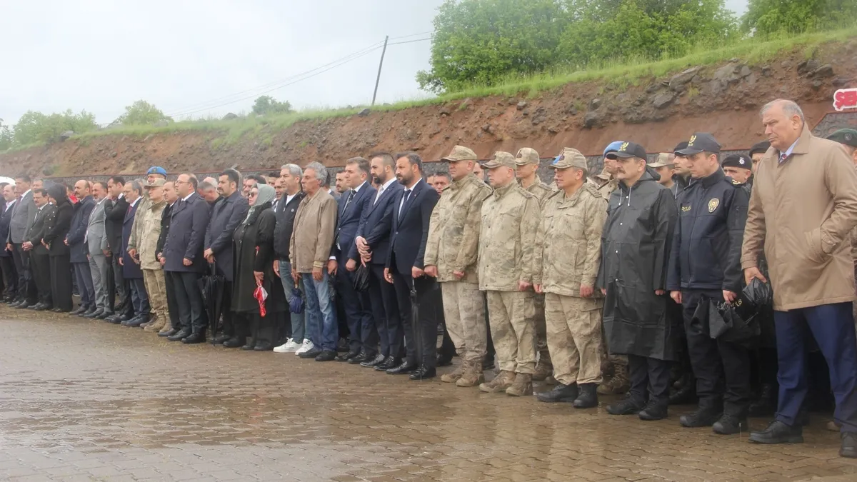 Bingöl’de 33 yıl önce şehit edilen 33 asker törenle anıldı Bingöl’de 33 yıl önce şehit edilen 33 asker törenle anıldı
