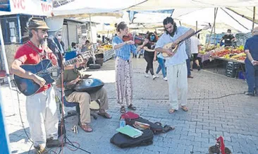 Çalıp söyleyip tatil yapıyorlar