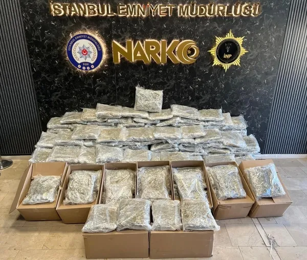 zehirli-sevkiyatlara-gecit-vermediler-uc-operasyonda-yarim-tona-yakin-uyusturucu-bulundu-1764138170648.jpg