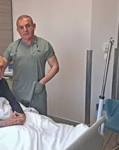 Büyük vefa: Doktor olmasını isteyen öğretmenini 41 yıl sonra ameliyat etti!