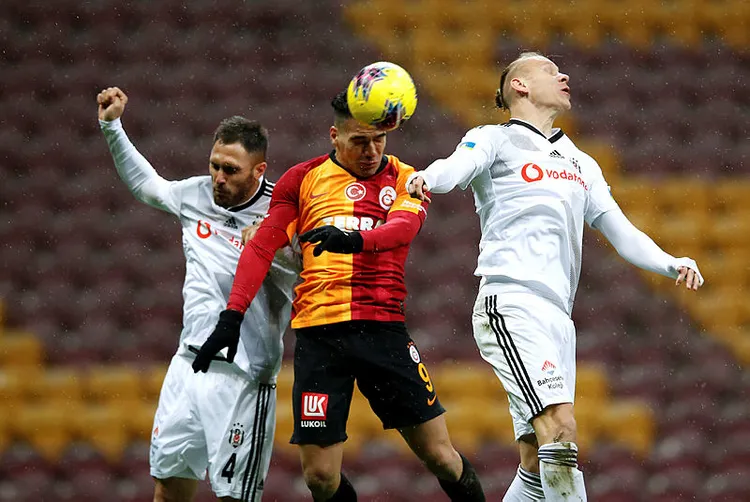 sampiyonluk-dugumu-cozuluyor-besiktasta-galatasaraya-karsi-dikkat-ceken-detay-1620201549003.jpg