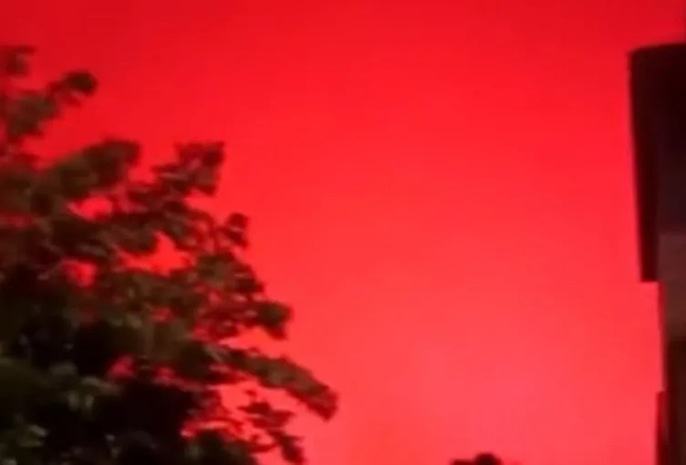 Kızıl gökyüzü o kentte ortaya çıktı! Tüyler ürperten görüntüler sonrası korkudan sokaklara döküldüler