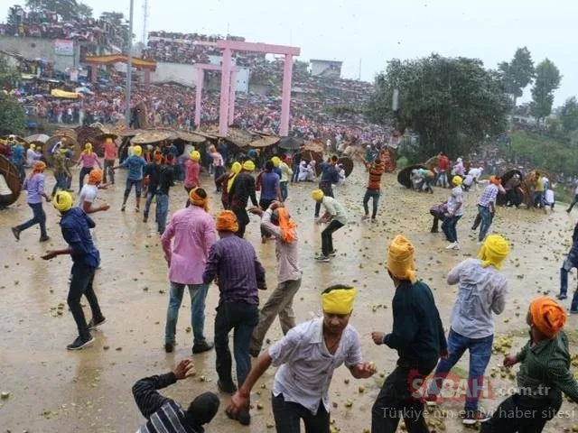 Hindistan’da taş atma festivali: 10 dakikada 100 kişi yaralandı