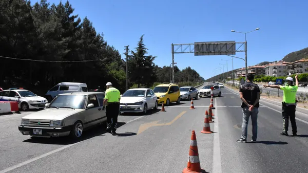 Şehirler arası seyahat yasağı kalktı mı? Şehirler arası yolculuk kısıtlaması ne zaman bitiyor, yarın var mı? İşte, yeni genelge!