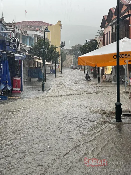 SON DAKİKA | İzmir’i sağanak vurdu! Çeşme’de yollar göle döndü