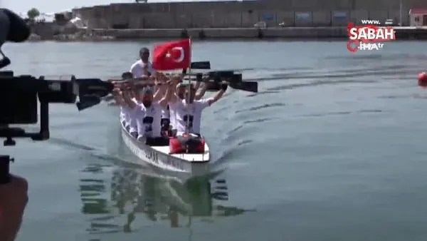 İstanbul'dan aldıkları Türk Bayrağı'nı kürek çekerek Zonguldak'a getirdiler