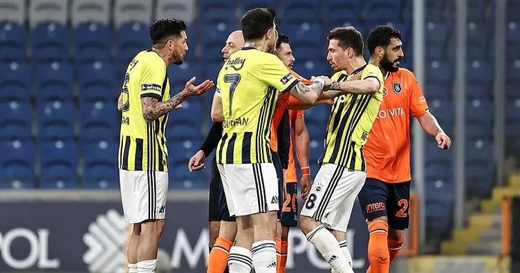 Son dakika! Başakşehir-Fenerbahçe maçında kural ihlali var mı? Usta yazarlardan Cüneyt Çakır’a sert eleştiriler...