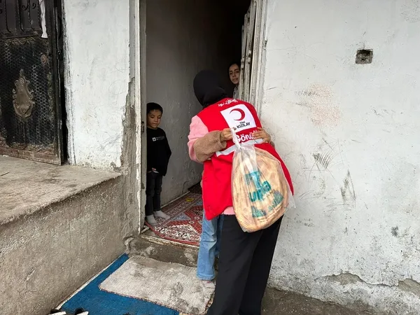 turk-kizilay-agri-subesi-ramazan-ayinda-3-bin-400-ihtiyac-sahibine-yemek-ulastirdi-1712929470561.jpg