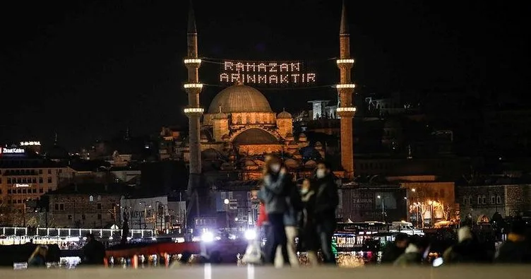 İstanbul camilerinde mahyalar yakıldı