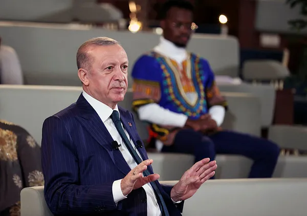 baskan-erdogan-afrikali-genclerle-bulustu-enflasyon-yine-inecek-1639924825013.jpg
