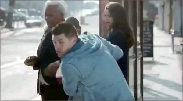 İç çamaşırlarıya hırsız kovaladı
