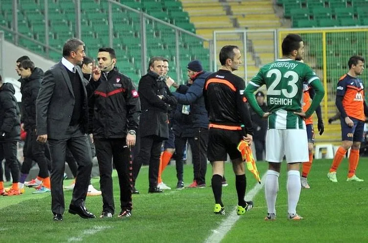 Bursaspor - Medipol Başakşehir maçında ortalık karıştı