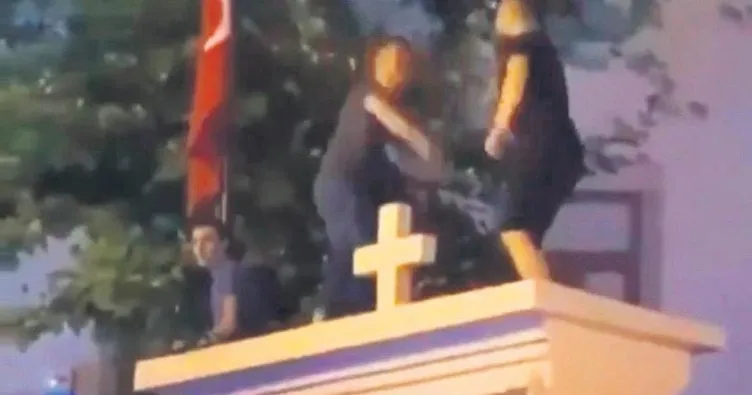 Kilise kapısında müzikli skandal