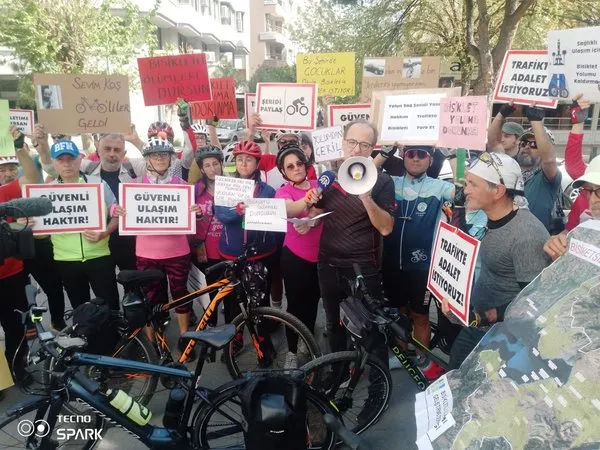 soyer-yapti-tugay-kaldirdi-bisikletciler-isyan-etti-bisiklet-gruplarindan-tugaya-tepki-bisiklet-yoluma-dokunma-1744979357571.jpg