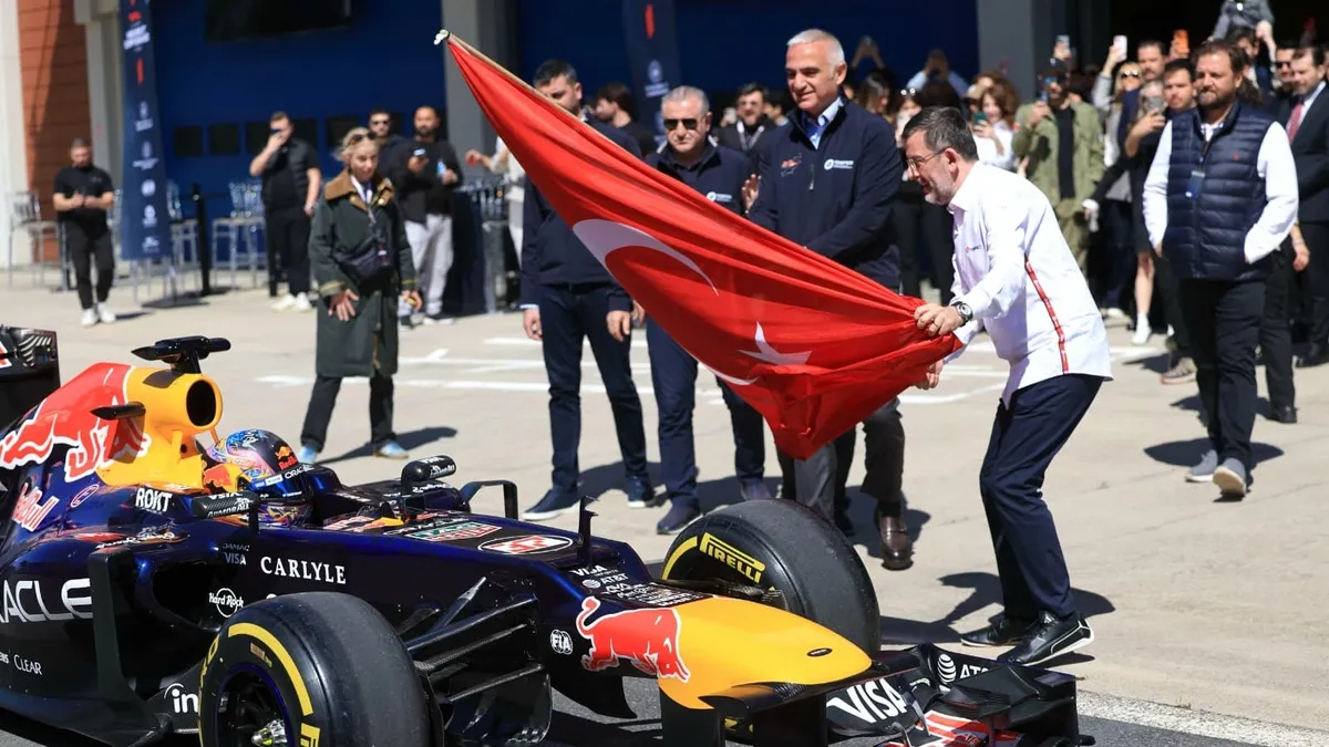 SON DAKİKA! Bakan Ersoy müjdeyi duyurdu: İstanbul Park 2031'e kadar F1 takviminde! haber görseli