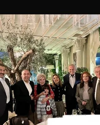 Dile kolay 51 yıl aynı yastığa baş koydular! Yeşilçam’ın efsane oyuncusu Ediz Hun ile eşi Berna Hun’dan duygusal kutlama!